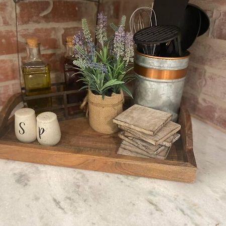 Cozy 2-Bedroom Farmhouse With Parking On Premise سميرنا المظهر الخارجي الصورة